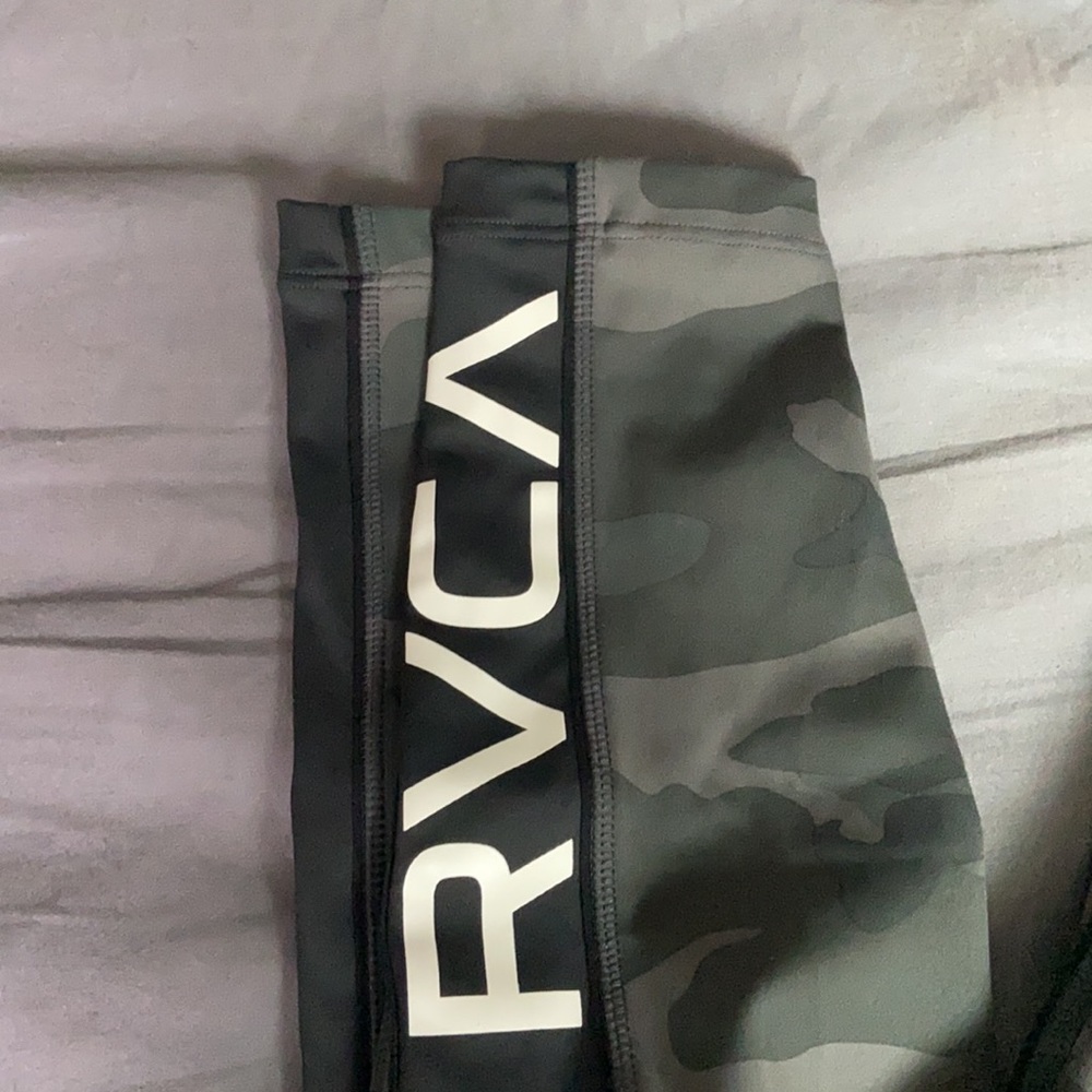 COPY - RVCA - Picture 4 of 5
